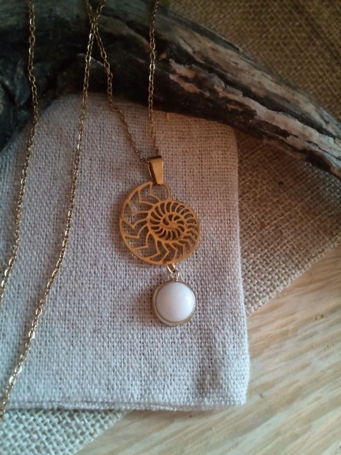 Collier pierre de lune et pendentif conque en acier - photo numéro 2