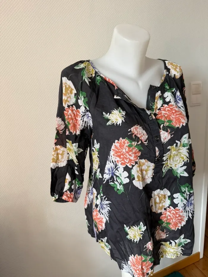 Blouse noir à fleur en très bon état taille S timezone - photo numéro 2