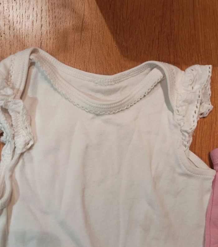 Lot de 2 body taille 1 an en très bon état - photo numéro 2