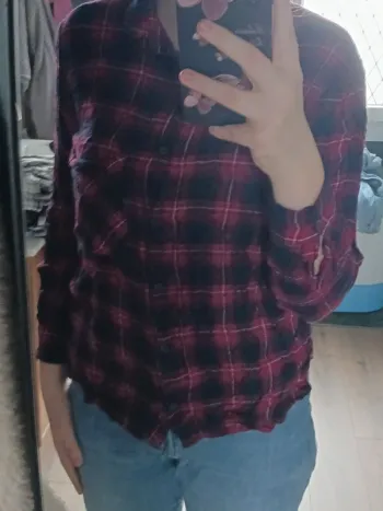 Chemise bleu foncé et rouge