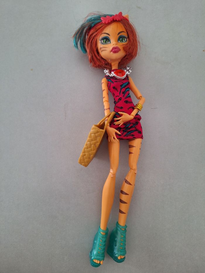 Lot 10 poupées monster high et supports - photo numéro 10