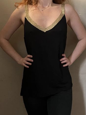 Haut débardeur noir et touche de doré