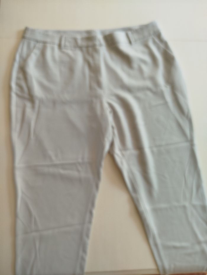 Pantalon très bonne qualité gris très clair