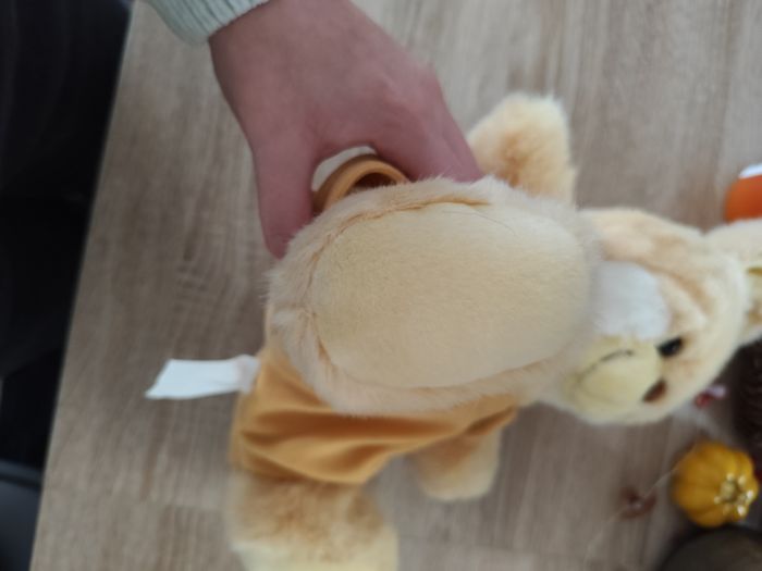 Grande peluche lapin à salopette beige - photo numéro 6