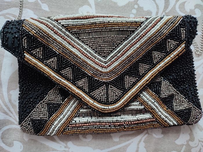 Pochette noire à ornements dorés et argentés