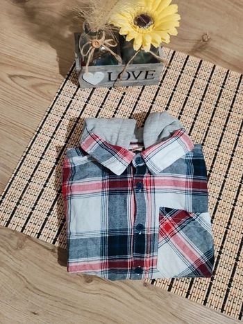 Chemise a carreaux avec capuche rouge gris blanc 6 ans
