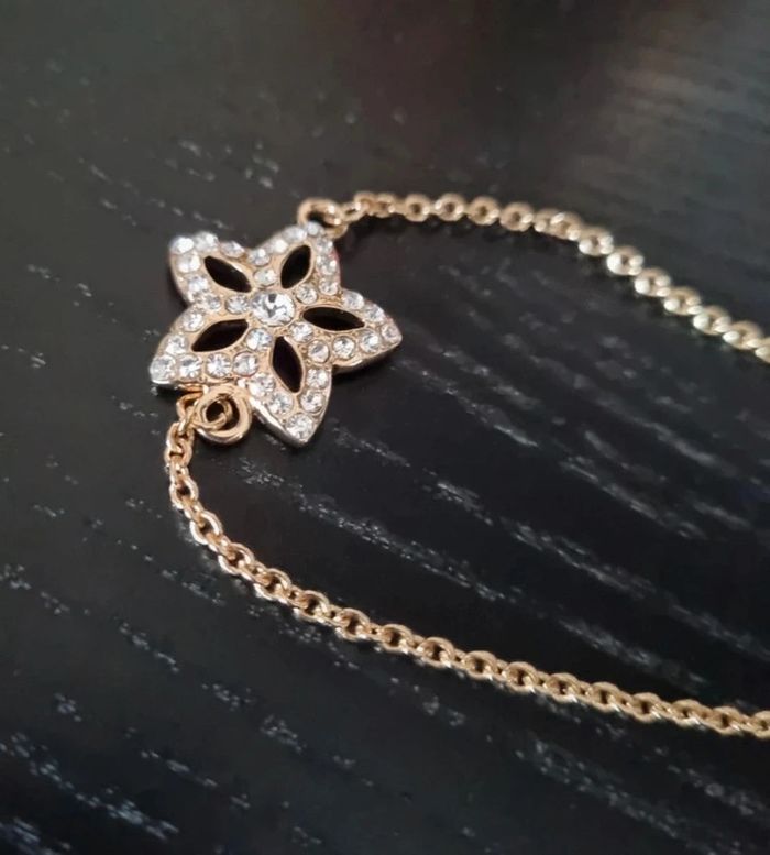 Bracelet fantaisie maille dorée avec fleur - photo numéro 6