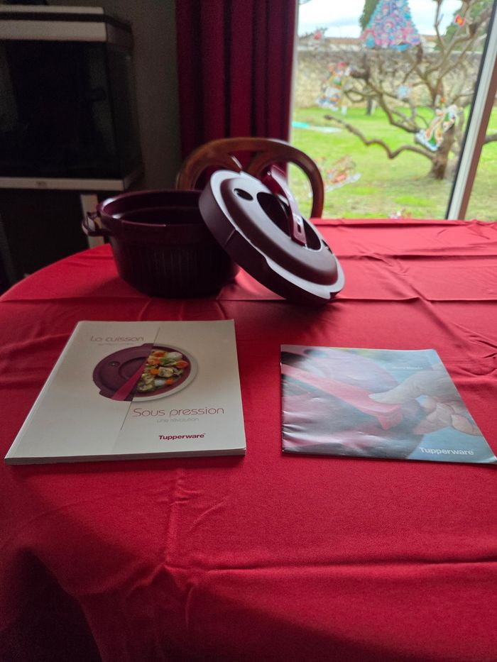 Micro pressure cooker avec livres Tupperware