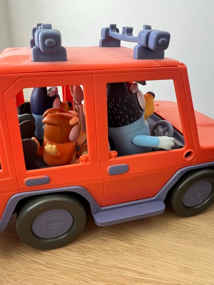 Voiture Bluey avec 4 personnages - photo numéro 3
