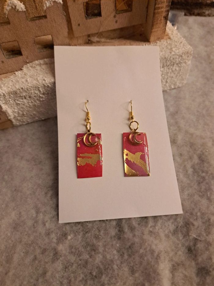 Boucles d'oreilles pendante en résine rose et doré - photo numéro 4