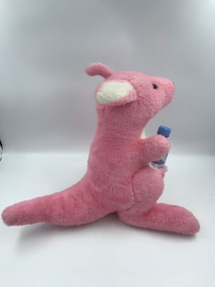 Grande peluche kangourou  Evian  Prix non négociable                 #bébéfille  #bebegarcon #naissance #naissancegarcon #nourrisson #maternité #sacfemme #grossesse #ensemblebebe #prixnegociable #prixlots #chauffebiberon #éveil #eveilbebe #jouetenfant #co - photo numéro 3