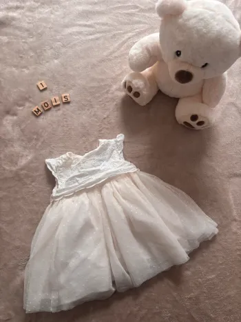 Robe dentelle KIABI taille 1 mois