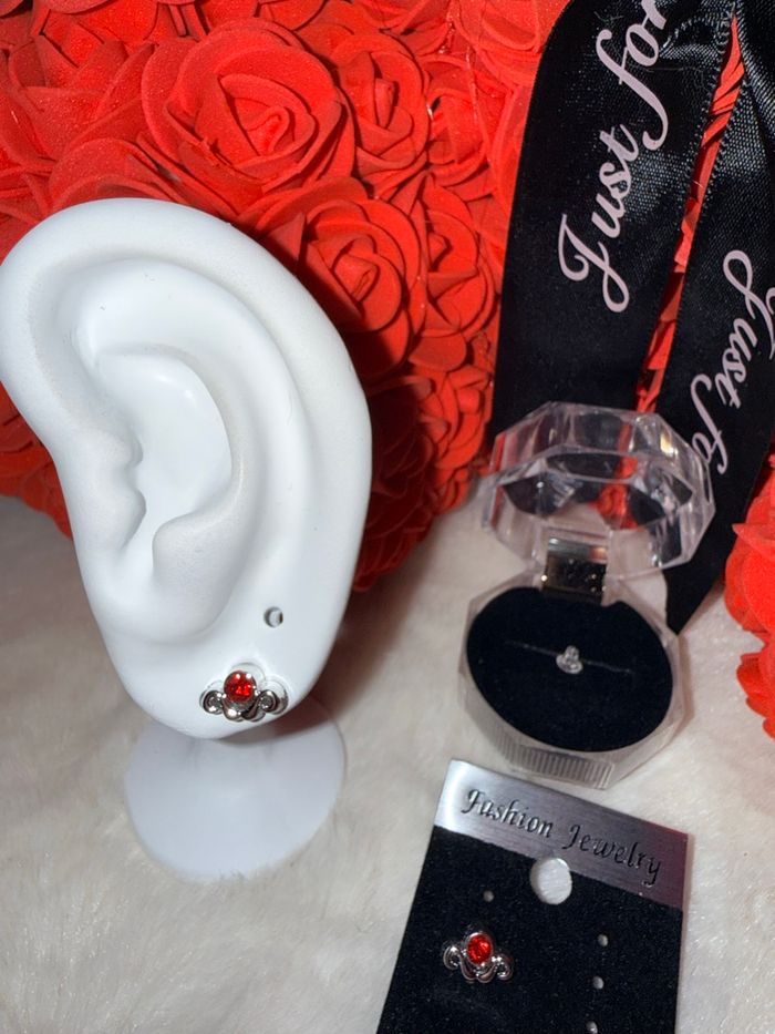 ❤️ Boucles d’oreilles argentées avec pierre rouge – Élégance et éclat assuré ! ❤️