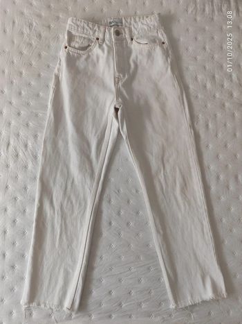 Jeans blancos straight de tiro alto con bajo deflecado de Zara