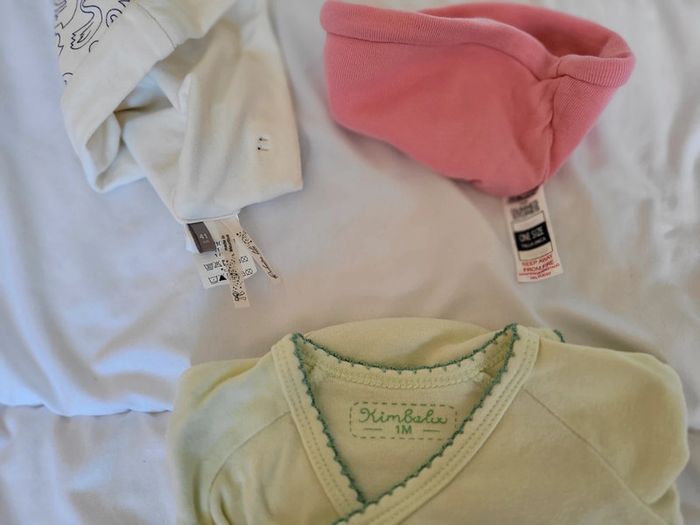 Lot de vêtements légers naissance et 1 mois fille - photo numéro 7