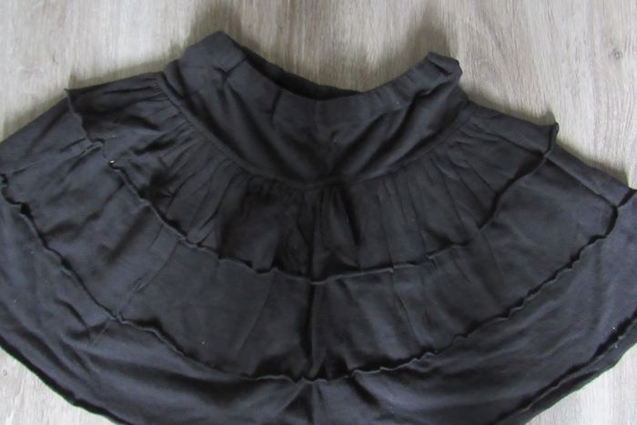 JUPE COURTE A VOLANTS NOIRE FILLE "VYNIL FRAISE BY GEMO" - 10 ANS - n°01 - photo numéro 3