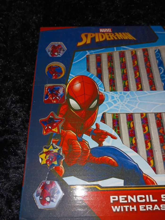Crayons de couleurs et gommes. Spiderman Marvel - photo numéro 3