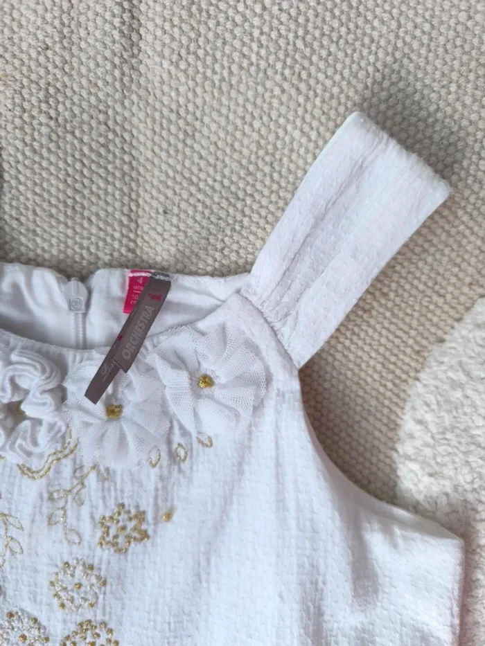 👗 Robe blanche à fleurs en relief & broderies dorées – Taille 4 ans – Très bon état - photo numéro 4