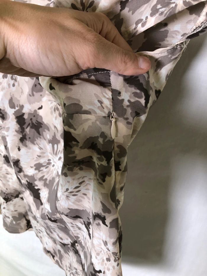 Blouse col rond motifs fleurs taupe et marron H&M manches courtes taille 38 comme neuve - photo numéro 12