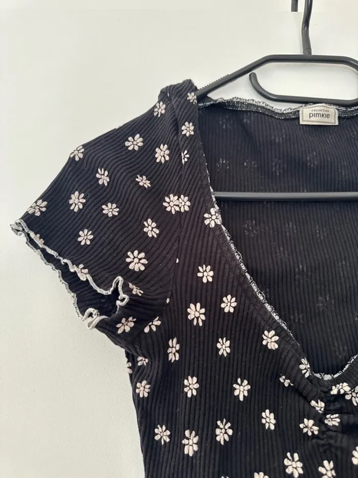 T shirt côtelé noir avec fleurs blanches Pimkie - photo numéro 3