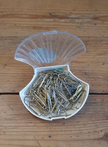 Boîte de trombones en forme de coquillage