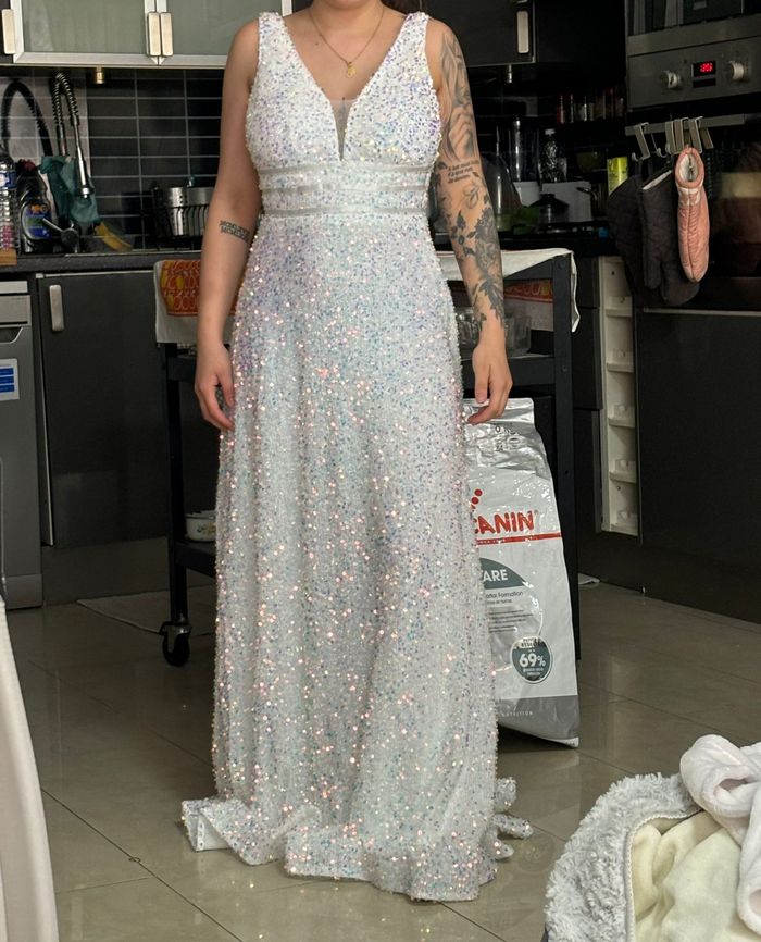 Robe blanche à paillette bleu