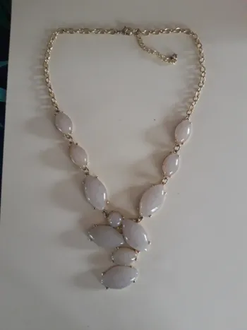 Collier vintage fantaisie doré pierres coloris écru