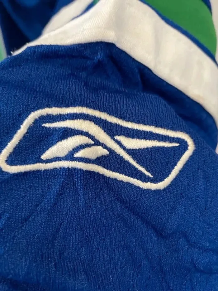 Reebok Youth NHL Vancouver Canucks Size Youth S/M - photo numéro 2