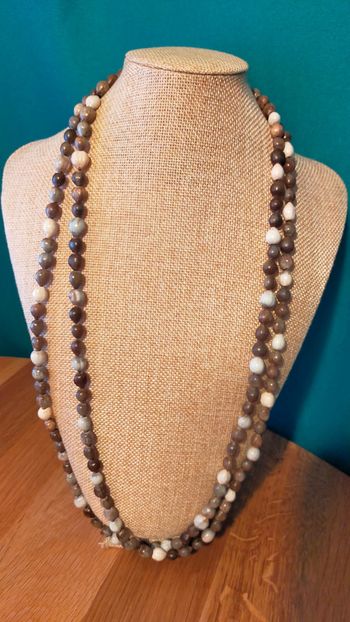 Collier long en graines naturelles – Tons bruns et crème - Collection Terres d’Ailleurs
