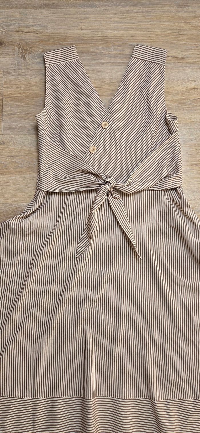 Robe Un jour Ailleurs taille 42 beige et blanche en très bon état - photo numéro 5