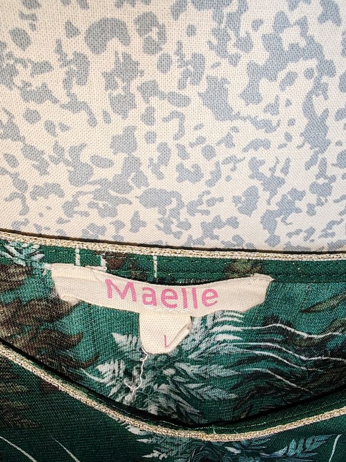 Robe verte avec motif feuillage et des liserais doré - photo numéro 2