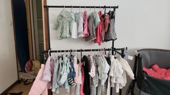 Un portant neuf avec 50 vêtements 3 mois fille
