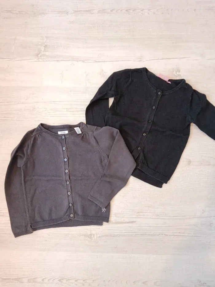 Lot 2 gilets a boutons 4 ans