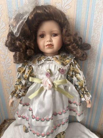 Poupée collection porcelaine