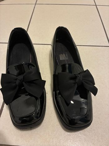 Mocassins noirs vernis avec nœud élégant