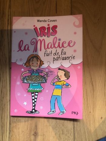 Iris la malice fait de la pâtisserie - Wanda Coven