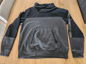 Pull très bon état taille L noir et gris C&A avec col et poche sur le devant