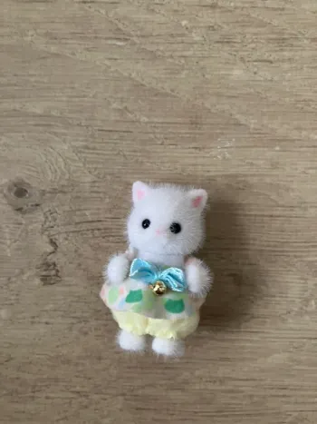 Figurine Sylvanian families bébé chat blanc persan