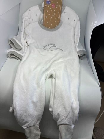 2 pyjamas 9 mois neuf