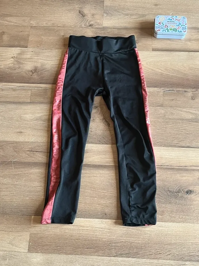 Je vend un pantalon fille élastique taille 5 ans 108-113cm très bon état - photo numéro 2