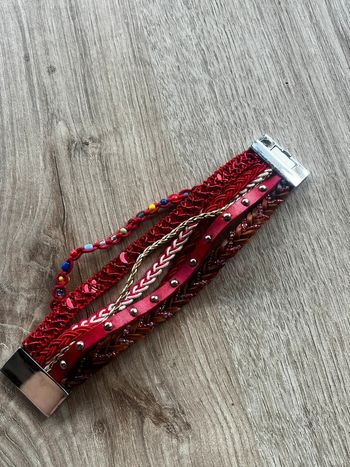 Manchette rouge colorée