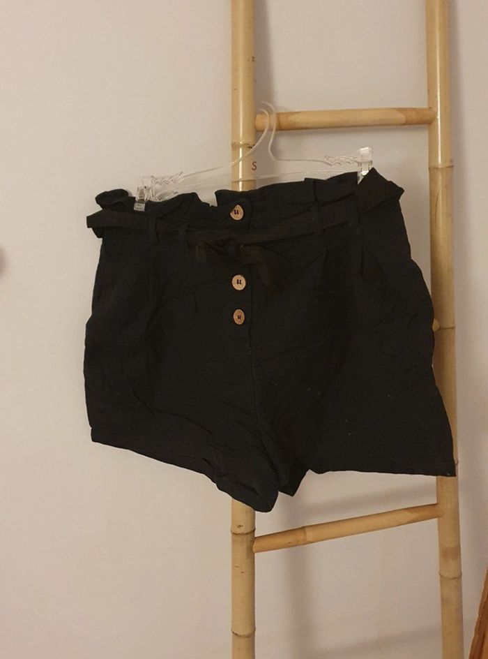 Short en lin noir taille haute