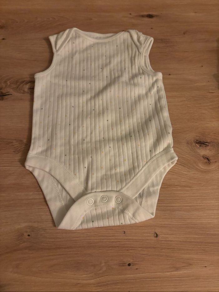 Lots de quatre bodies taille 6/9mois Primark - photo numéro 6