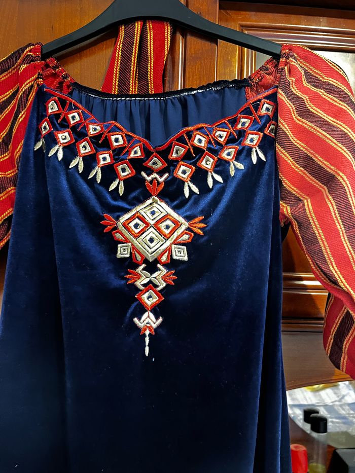 Robe kabyle brodé pour femme , tissu velours bleu marine, ceinture et manches fouta - photo numéro 4