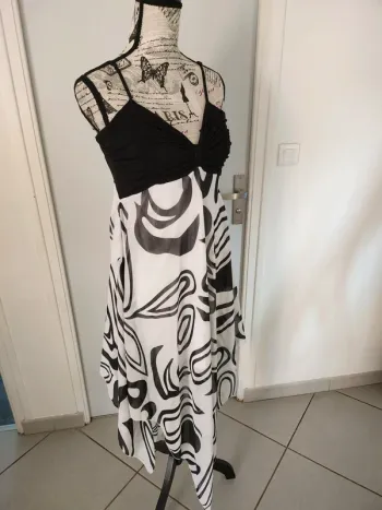 Très Jolie robe bustier Noire et blanche de taille unique
