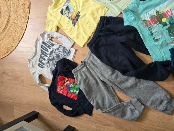 Gros lot de vêtements en 5 ans garcon kiabi batman mario offrons jogging tee shirt short - photo numéro 3