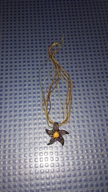 Collier avec pendentif fleur en ver