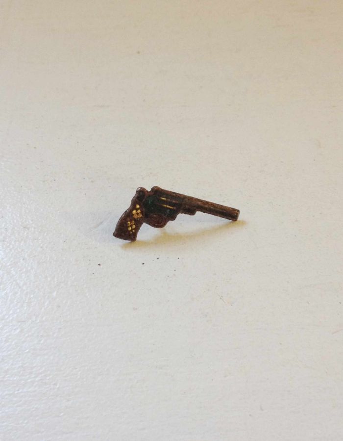 Pin's pistolet ancien badge vintage - photo numéro 1