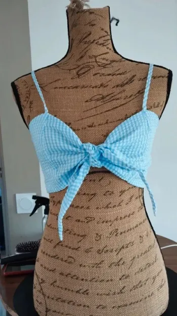 Top  haut court bleu et blanc  taille  m Ardene