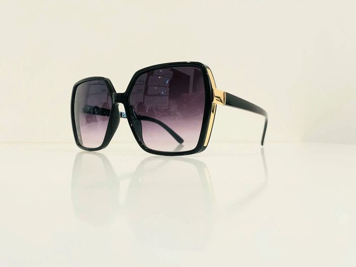 Lunette de soleil femme hexagonale noire et dorée verres dégradés UV protection catégorie 3 - photo numéro 3